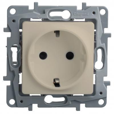 Розетка с заземлением винтовые зажимы Legrand Etika слоновая кость