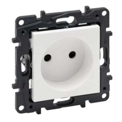 Розетка без заземления с защитными шторками винтовые зажимы Legrand Niloe Step белый