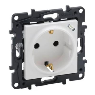 Розетка комбинированная с заземлением, защитными шторками и встроенным зарядным устройством USB type C безвинтовые зажимы Legrand Niloe Step белый
