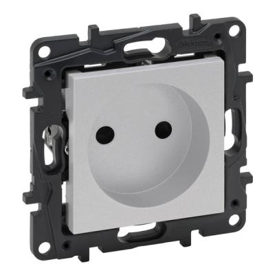 Розетка без заземления с защитными шторками винтовые зажимы Legrand Niloe Step алюминий