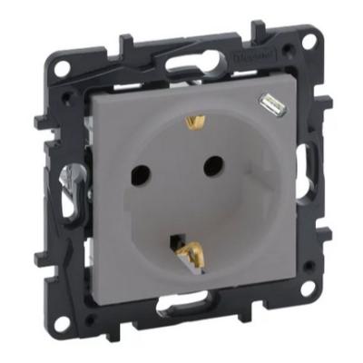 Розетка комбинированная с заземлением, защитными шторками и встроенным зарядным устройством USB type C безвинтовые зажимы Legrand Niloe Step алюминий