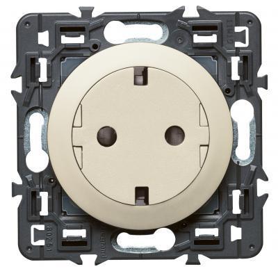 Розетка с заземлением и защитными шторками с плоской лицевой панелью безвинтовые зажимы Legrand Celiane слоновая кость